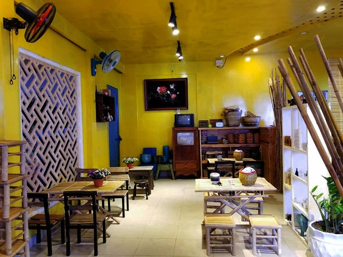 Với tông vàng làm chủ đạo, quán được decor theo kiểu xưa cũ tạo, cảm giác hoài niệm. Bàn ghế bằng tre, gỗ đơn giản, mộc mạc. Ánh đèn vàng ấm áp ngay cả những ngày Đà Lạt mưa phùn se lạnh.