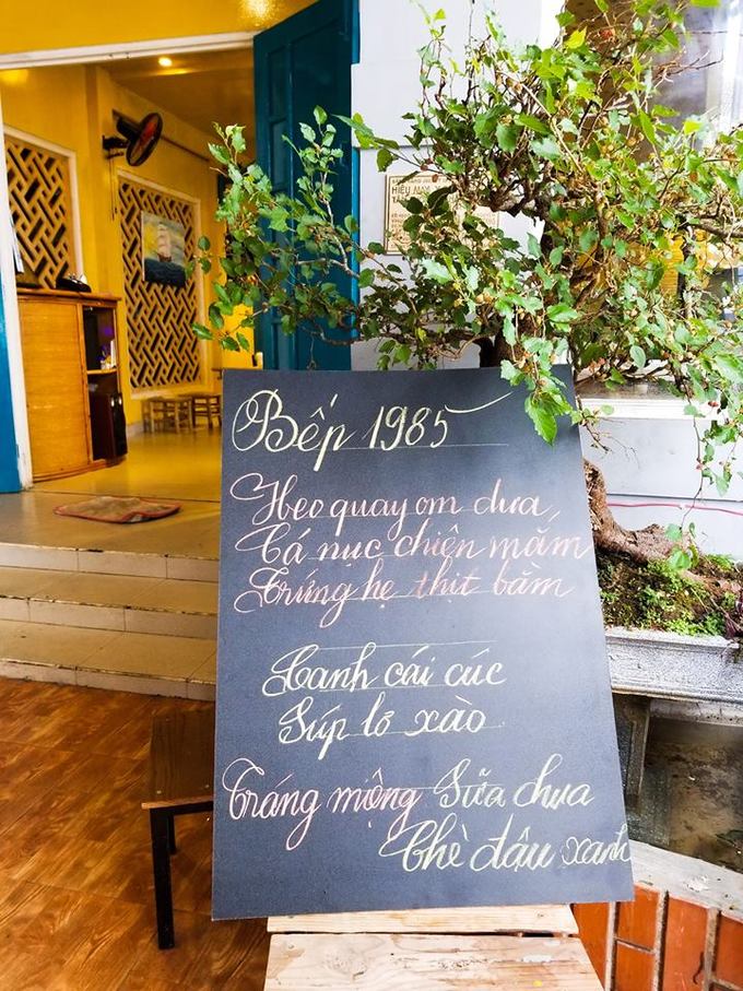 Mỗi ngày quán có một thực đơn khác nhau và khách nên đặt bàn trước cho chắc. Mở cửa đến 20h nhưng tầm 18h chiều là 1985 ngưng nhận khách đến ngẫu nhiên do hết cơm. Buổi trưa cũng vậy, sau 14h là chỉ còn vài phần để dành cho khách đã dặn trước.