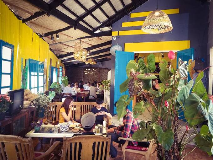 Không gian bên trong rộng, thoáng, chia làm nhiều khu nên thích hợp với cả họp mặt gia đình, nhóm bạn tụ tập hay đi ăn ít người đều được.
