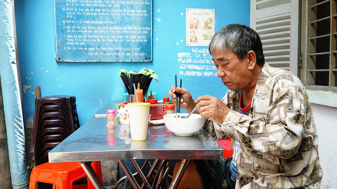 Khách hàng thân thiết của tiệm mì 70 năm Sài Gòn