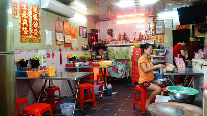 Không khí bên trong tiệm mì 70 năm Sài Gòn