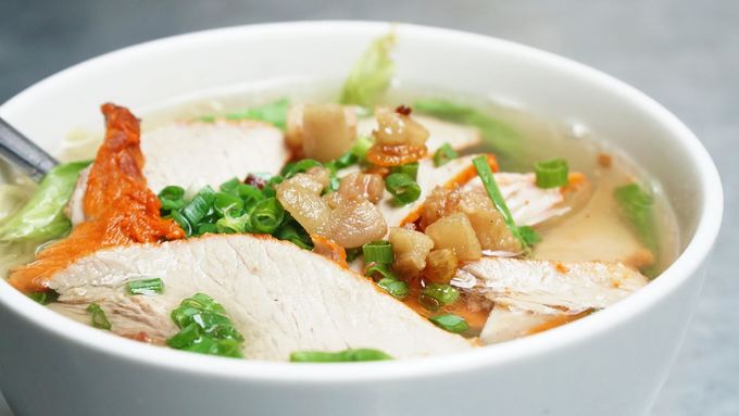 Mỗi phần ăn ở quán đều có 2 vắt mì. Mì được trụng qua nước sôi và nước lạnh từ 2 lần để tăng cảm giác giòn dai khi ăn. Tô mì dọn ra hấp dẫn với miếng thịt xá xíu đỏ au bên trên hoặc thịt gà trắng ngần, thêm vào đó là xà lách. Không thể thiếu đó là chút lá hẹ, hành phi vàng ươm, tóp mỡ chiên giòn rụm. Cuối cùng, đầu bếp sẽ chan vào những vá nước dùng trong vắt, thơm lừng mùi xương. Mì của người Hoa không ăn kèm giá hay các loại rau thơm.  Mỗi phần mì có giá từ 40.000 đồng tuỳ theo lựa chọn của khách. Bạn có thể chọn phần thập cẩm, đặc biệt hoặc đồ ăn kèm theo sở thích như xá xíu, thịt gà, vằn thánh, xương... Sợi mì ăn cho đến cuối cùng mà vẫn không bị bở.
