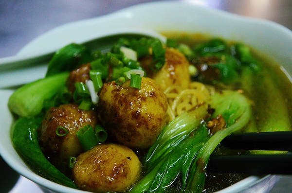 Hương vị mì cá viên cà ri đậm đà tại Sài Gòn