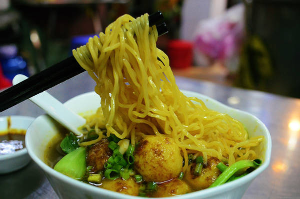 Tô mì không quá lớn, chỉ đơn giản gồm mì sợi, cá viên và vài cọng cải thìa. Cải thìa được trụng sẵn nhưng vẫn giữ được độ tươi xanh trước khi cho vào tô mì. Với người có sức ăn khỏe, ăn một tô lại muốn ăn thêm tô nữa mới bớt thòm thèm.