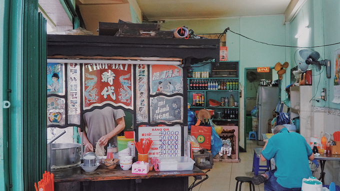 Tiệm mì gốc Minh Hương tọa lạc ở đầu một con hẻm trên đường Lê Văn Sỹ, quận Tân Bình, tiệm mì của gia đình ông Say đã tồn tại ở Sài Gòn từ rất lâu. Theo ông, tiệm có trước năm 1975, do thân sinh của ông mở bán.