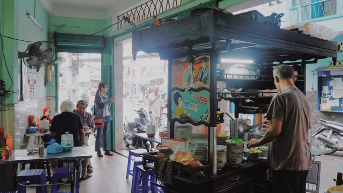 Gia đình tự tay chuẩn bị nguyên liệu cho tiệm mì gốc Minh Hương từ sợi mì, hoành thánh cho đến rau, thịt ăn kèm. Quán phục vụ cả ngày.