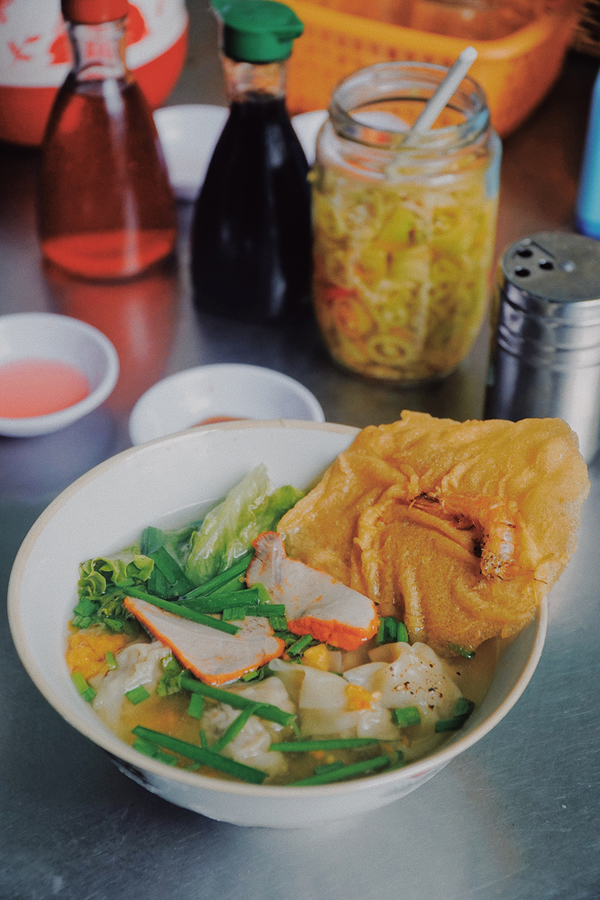 Thực đơn của tiệm mì gốc Minh Hương có gần 10 món, xoay quanh mì và hoành thánh kèm xá xíu. Suất ăn luôn có bánh phồng tôm giòn rụm.