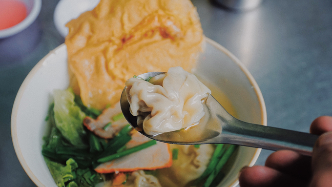 Vỏ hoành thánh tại tiệm mì gốc Minh Hương sẽ mềm nếu để lâu. Nhân hoành thánh được nêm nếm vừa vặn, thơm mùi tiêu. Giá từ 30.000 đồng.