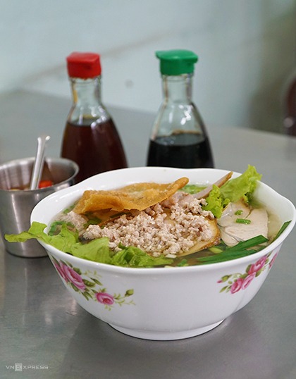 Tô hủ tiếu mì hoành thánh xá xíu có giá 45.000 đồng tại quán Tô Chấn. Ảnh: Di Vỹ.