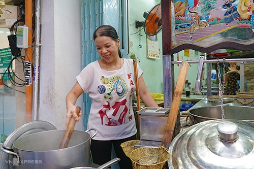 Quầy bếp được đặt trên xe kéo ở mặt tiền quán Tô Chấn. Ảnh: Di Vỹ.