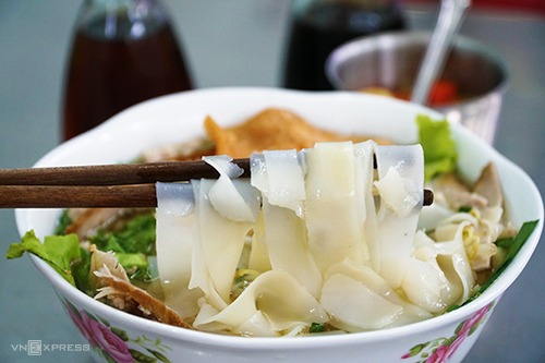 Chủ quán Tô Chấn cho biết, sợi hủ tiếu được lấy từ một lò có thâm niên 50 năm ở Sài Gòn. Ảnh: Di Vỹ.