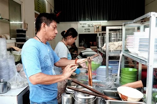 Gian bếp của tiệm mì Sài Gòn Quán 70