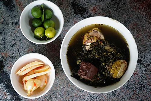 Trứng vịt lộn hầm cùng lá ngải cứu