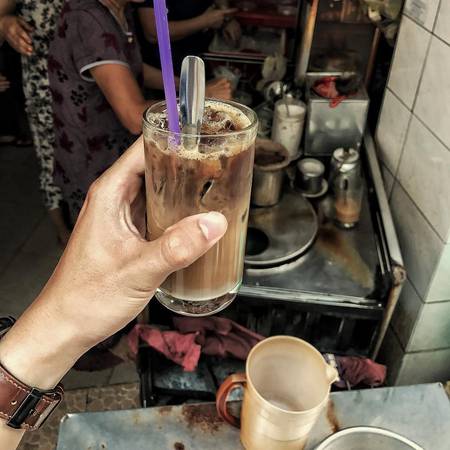 Không gian hẻm quán cà phê vợt Sài Gòn