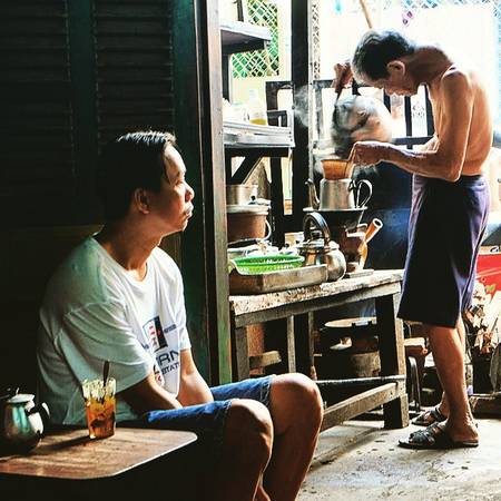 Bàn ghế gỗ mộc mạc tại quán cà phê vợt Sài Gòn