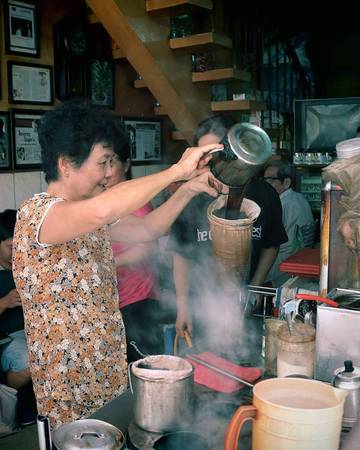 Ông bà chủ quán cà phê vợt Sài Gòn