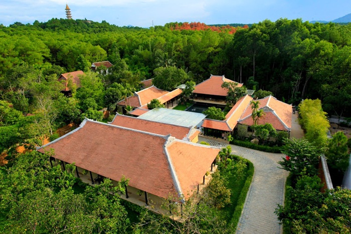 Rừng thông bao bọc Tịnh cư Cát Tường Quân