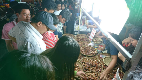 Chợ đêm Phú Quốc ngày mưa với hải sản tươi