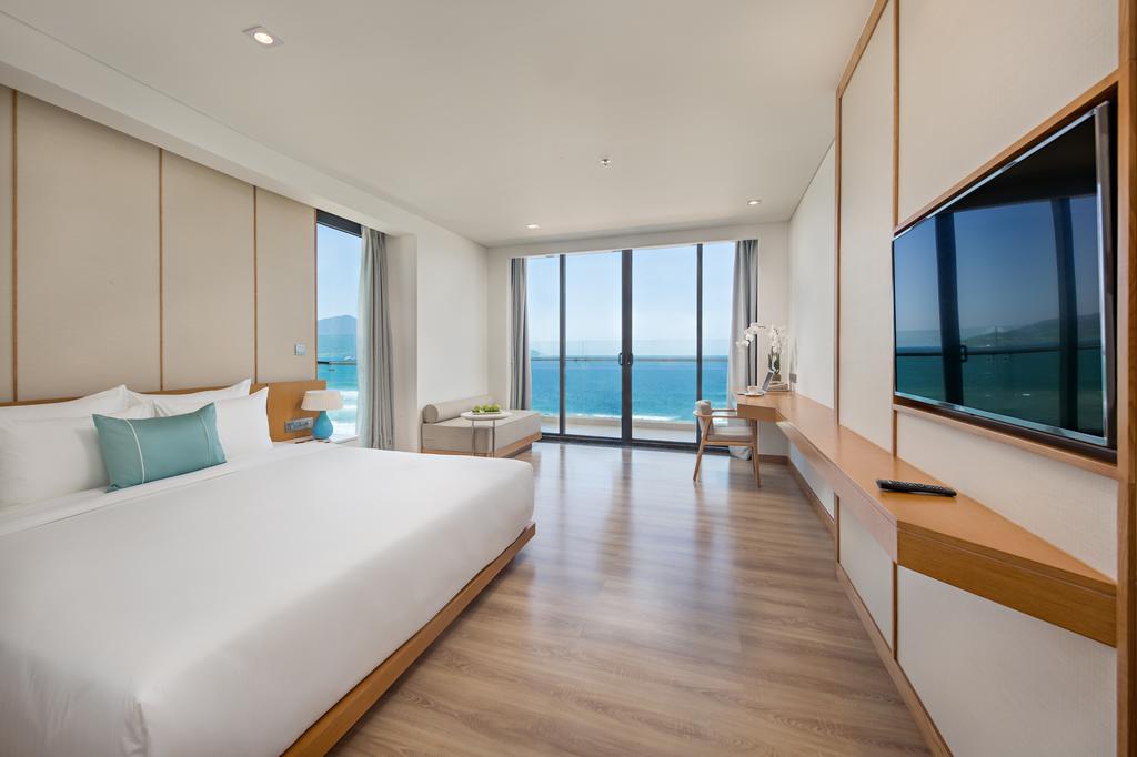TMS Hotel Đà Nẵng Beach bể bơi đáy kính