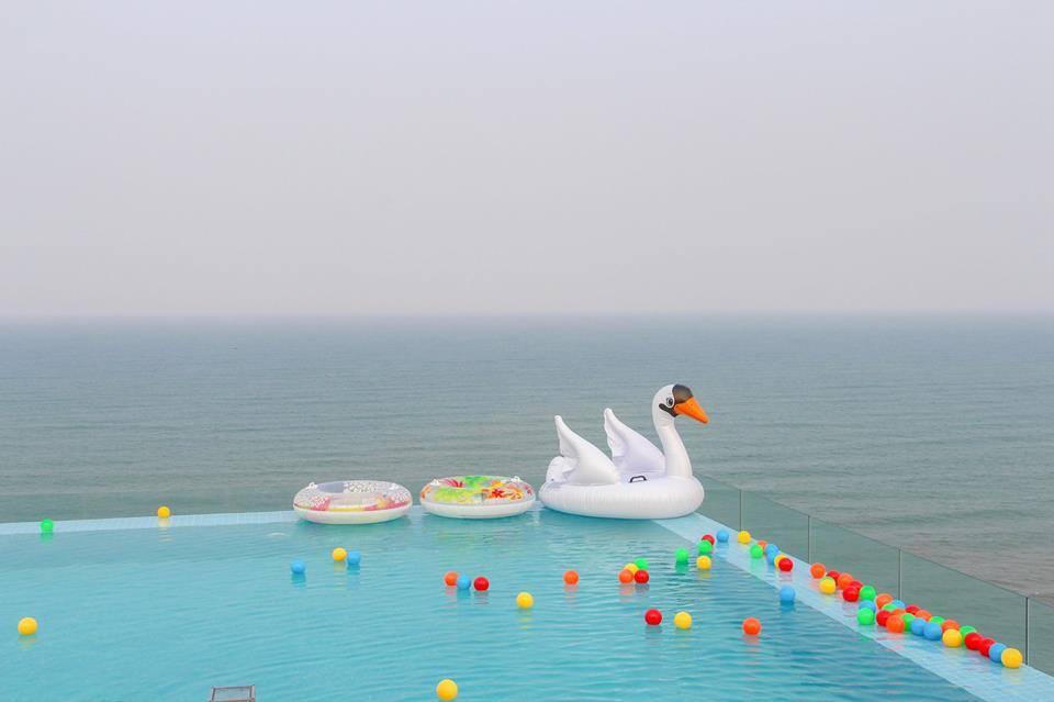 TMS Hotel Đà Nẵng Beach bể bơi view biển Mỹ Khê