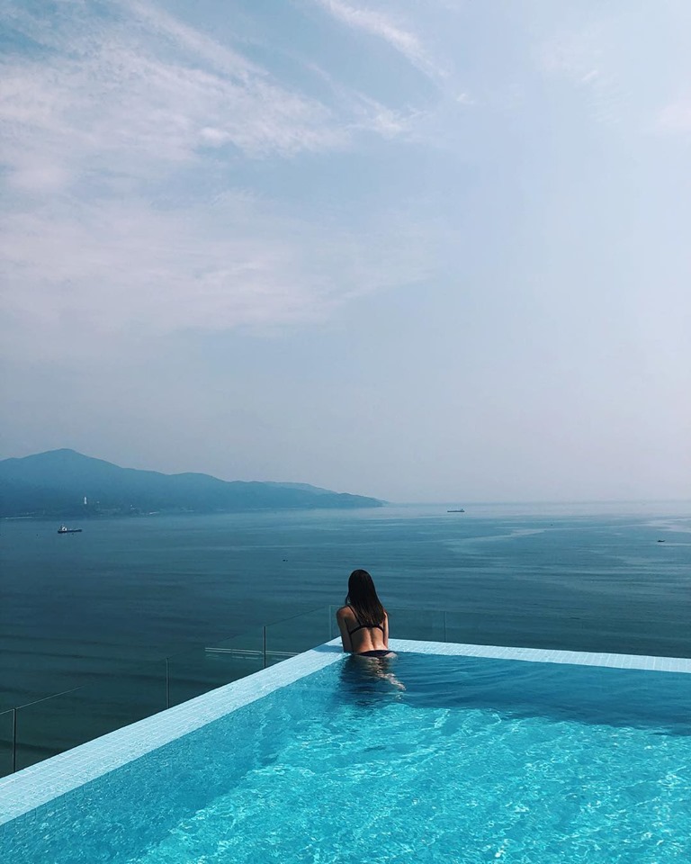 TMS Hotel Đà Nẵng Beach bể bơi về đêm