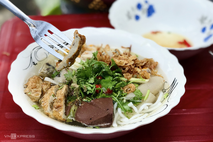Tô bánh canh chả cá Phan Thiết đầy đủ các loại chả cá tươi ngon