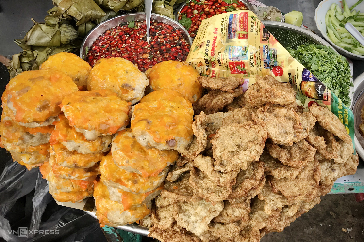 Chả cá chiên và hấp trong tô bánh canh chả cá Phan Thiết