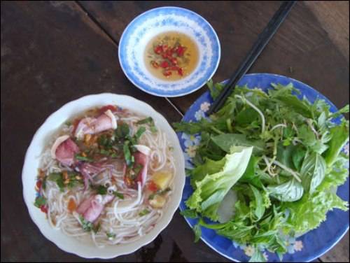 Tô bún mực Đại Lãnh với giá trung bình 25.000 đồng, chất lượng đồng đều tại các quán ven đường. Ảnh: Mary123.