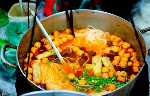 Nồi nước dùng có đủ nguyên liệu cho tô canh bún. Ảnh: Yeah1.