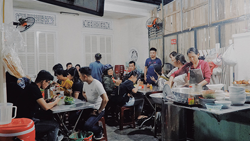 Không gian quán cao lầu Hội An nhìn từ ngoài vào. Ảnh: Di Vỹ.