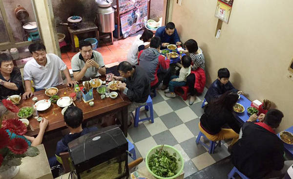 Quán bún ốc đông khách Trường Chinh Khách hàng tại quán bún ốc Trường Chinh