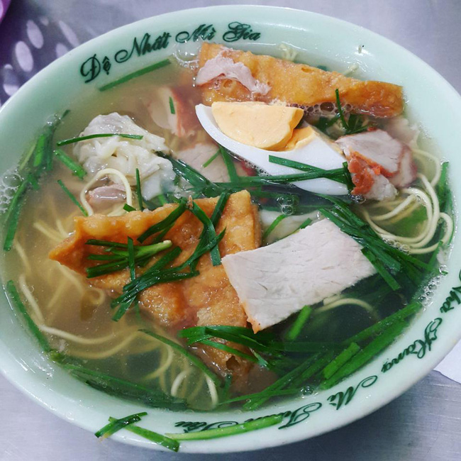 Quán mỳ vằn thắn tấp nập Bát mỳ đầy đặn Trường Chinh