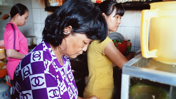 Hiện quán do chị em bà Tăng Kiến Hưng (ngoài 60 tuổi) là con bà Sẩm duy trì cùng các cháu. Nhờ công thức gia truyền mà món ăn để lại hương vị khó quên. Tiếng lành đồn xa, thương hiệu hủ tiếu ở Sa Đéc ngày càng được nhiều người biết đến. Khách đến quán ngồi san sát nhau dưới mái hiên nhỏ, người địa phương lẫn du khách đều gật gù xuýt xoa.