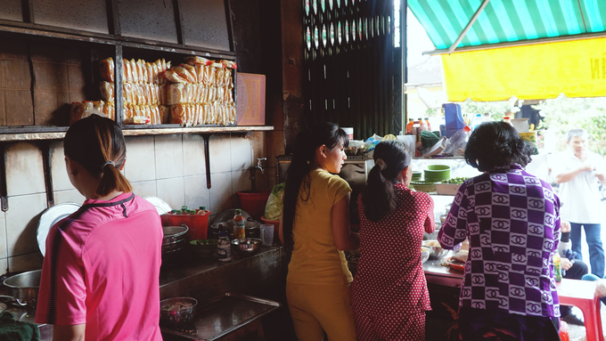 Buổi chiều, quán do em gái bà Hưng đứng bếp chính cùng các con cháu trong gia đình. Quán nhỏ chỉ có 4 người phụ nữ phục vụ hàng trăm lượt khách mỗi ngày. Mỗi người được chia một công đoạn: xắt thịt, trụng hủ tiếu, múc nước lèo, bưng bê, tạo nên âm thanh sôi động. Gian nhà nhỏ đón nắng gắt của buổi xế trưa cũng trở nên rộn rã.