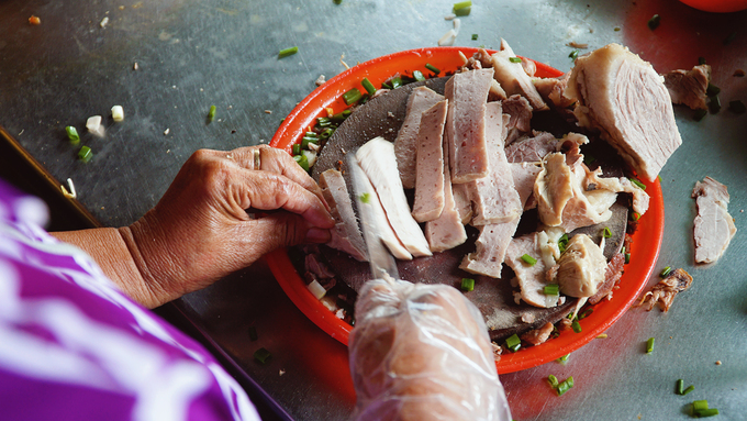Bò viên và thịt heo luộc là thành phần chính của món ăn. Toàn bộ các nguyên liệu đều được mua ngay tại quê nhà. Mỗi ngày, gia đình thức dậy từ 4h sáng để chuẩn bị đồ và nấu nướng rồi mở cửa đón khách từ 6h.  "Nồi nước lèo được hầm từ xương ống heo, tuyệt đối không bỏ bột ngọt", chủ quán cho hay. Vì vậy, nước có độ trong, mùi thơm đặc trưng và vị ngọt tự nhiên.