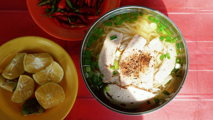 Khi tô hủ tiếu nghi ngút khói được mang ra, mùi nước lèo thơm lừng lan toả lên tận mũi. Nếu 3 năm trước, giá một tô hủ tiếu bình thường là 6.000 đồng thì hiện tại đã tăng thành 7.000 đồng. Bạn có thể gọi suất đặc biệt giá 10.000 đồng hoặc phần ăn theo giá tùy thích. Nếu lần đầu thưởng thức, bạn đừng quên gọi thêm chén khô mực giá 5.000 đồng để thưởng thức.