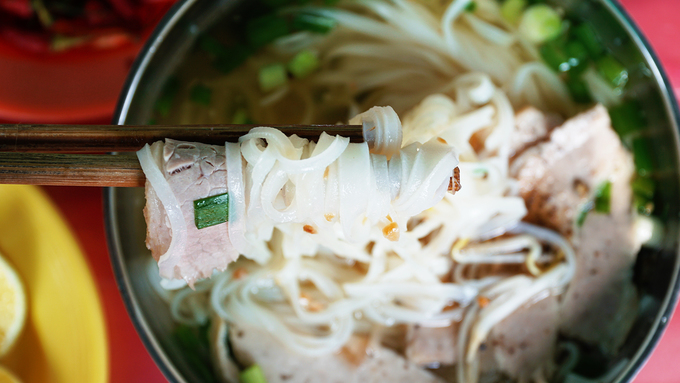 Nguyên liệu chính cũng là điểm cộng quyết định sự thành công của món ăn là sợi hủ tiếu. Quán dùng bánh hủ tiếu tại Sa Đéc, cọng to và mang màu trắng sữa được chế biến từ loại bột gạo dẻo thơm xứ Đồng Tháp. Sợi dai mềm sẽ đọng lại vị ngọt khi thử qua.