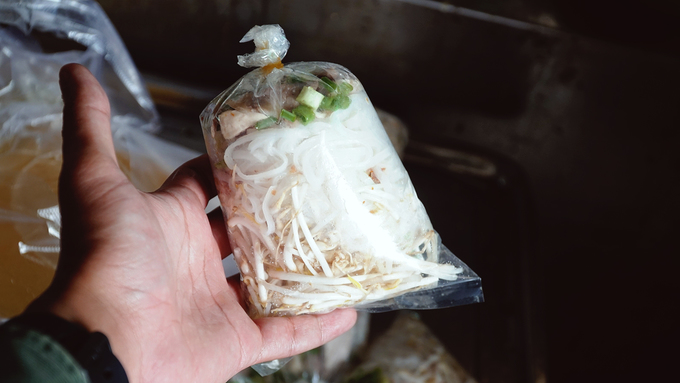 Người địa phương hầu như đều mua đồ ăn ở quán bà Sẩm mang về. Hủ tiếu được trụng rồi cho vào bọc nhỏ cùng các nguyên liệu. Nước lèo được múc riêng. Xách 5 túi hủ tiếu trong bọc to, anh Sáu (hiện sống ở Sa Đéc) cho biết "không thể sống thiếu hủ tiếu Sa Đéc". "Nhà tôi quen ăn hàng này. Cứ cách vài bữa là lại chạy xe ra mua. Năm này qua năm khác mà hương vị vẫn không thay đổi", thực khách này nói thêm.