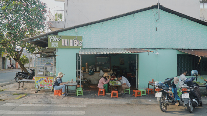 Miền đất Sa Đéc gắn liền với hủ tiếu nhưng tô phở Sa Đéc tại quán Hai Hiển cũng rất nổi tiếng.