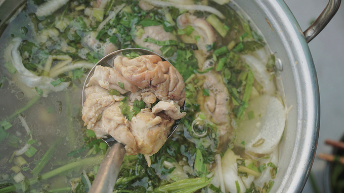 Không gian bên sông Mekong thưởng thức phở Sa Đéc và lẩu bò.