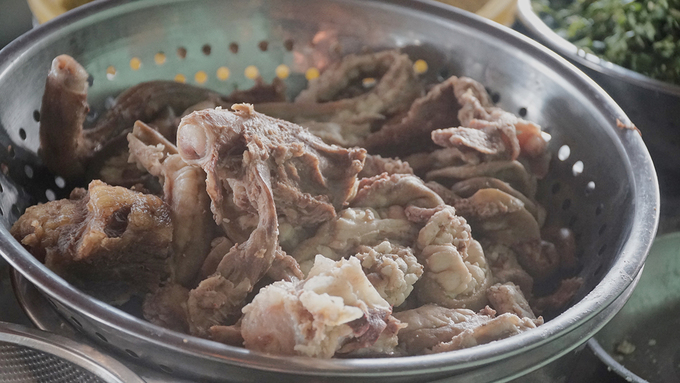 Xương bò sau khi hầm để khách gọi thêm tại quán phở Sa Đéc.