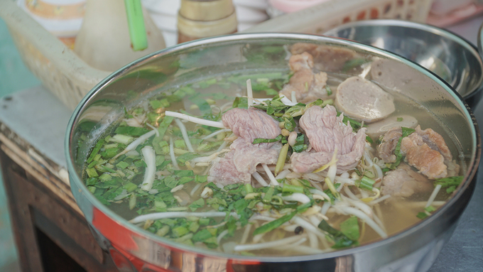 Bánh phở Sa Đéc sợi nhỏ dai mềm từ bột gạo truyền thống.