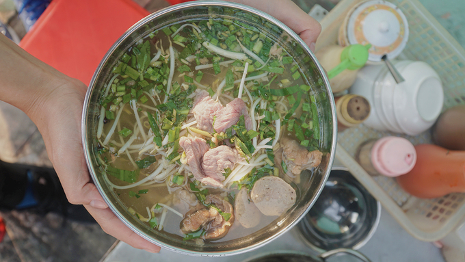 Tô phở Sa Đéc to như nồi lẩu với giá 35.000 đồng.