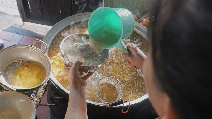 Lẩu bò Sa Đéc dùng nước phở thơm ngon từ năm 1990.