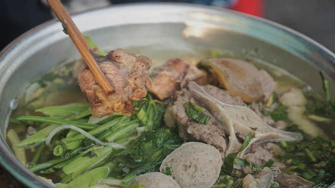 Đồ lòng bò đa dạng trong lẩu bò Sa Đéc.