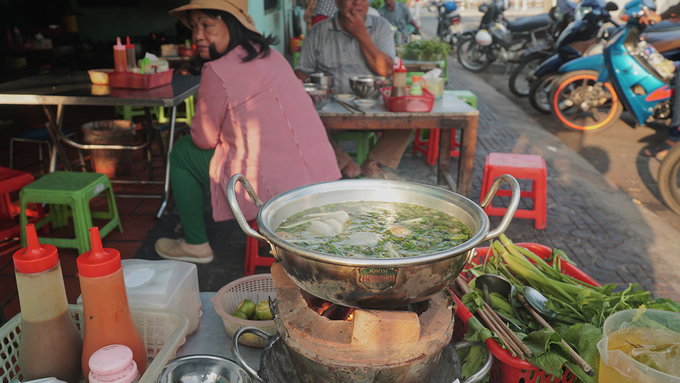 Bếp than củi và rau nhúng đặc trưng của lẩu bò Sa Đéc.