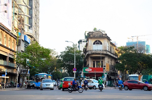 Dinh thự nằm ở vị trí đắc địa này từng là tài sản của đại gia Nguyễn Văn Hảo (1890-1971), ông trùm buôn bán phụ tùng xe hơi và là chủ của rạp hát lớn nhất Sài Gòn xưa. Công trình được bao bọc bởi 4 con đường: Trần Hưng Đạo, Ký Con, Lê Thị Hồng Gấm và Yersin (quận 1).