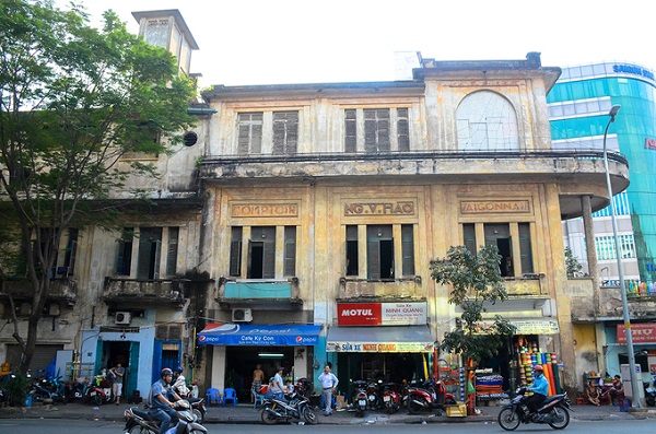 Ông Hảo sinh ra tại huyện Càng Long (tỉnh Trà Vinh), trong gia đình có 3 anh em và nhiều đời làm nông. Sau khi người anh đầu lên Sài Gòn lập nghiệp, ông cũng xin cha mẹ đi theo anh. Nhờ anh trai và những người xung quanh, ông Hảo học nghề sửa chữa phụ tùng xe hơi nhanh chóng. Từ thợ chính, ông dành dụm vốn và đứng ra mở tiệm riêng.