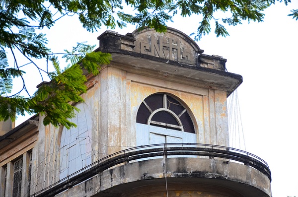 Năm 1933, ông cho khởi công xây dựng nhà và hoàn thành sau đó 4 năm. Dinh thự hoàn thành có 3 tầng theo phong cách kiến trúc Pháp với nhiều vật liệu được mang về từ châu Âu. Tên ông Hảo được cách điệu và xuất hiện nhiều chỗ trên 4 mặt tiền của ngôi nhà.