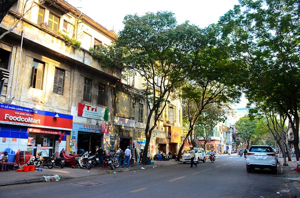 Phía dưới nhà là các tiệm sửa xe, hớt tóc, quán cà phê, quán ăn. Sau khi khám phá khu nhà, du khách có thể lê la những hàng quán xung quanh.